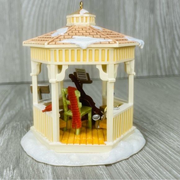 Hallmark Gazebo Winter Park Keepsake Ornament Musical Instruments decoration 07 - Picture 9 of 10